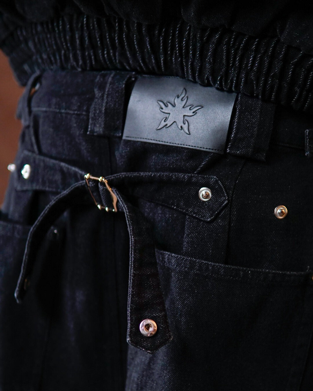 “iLustrado” Clasp Buckle Pants