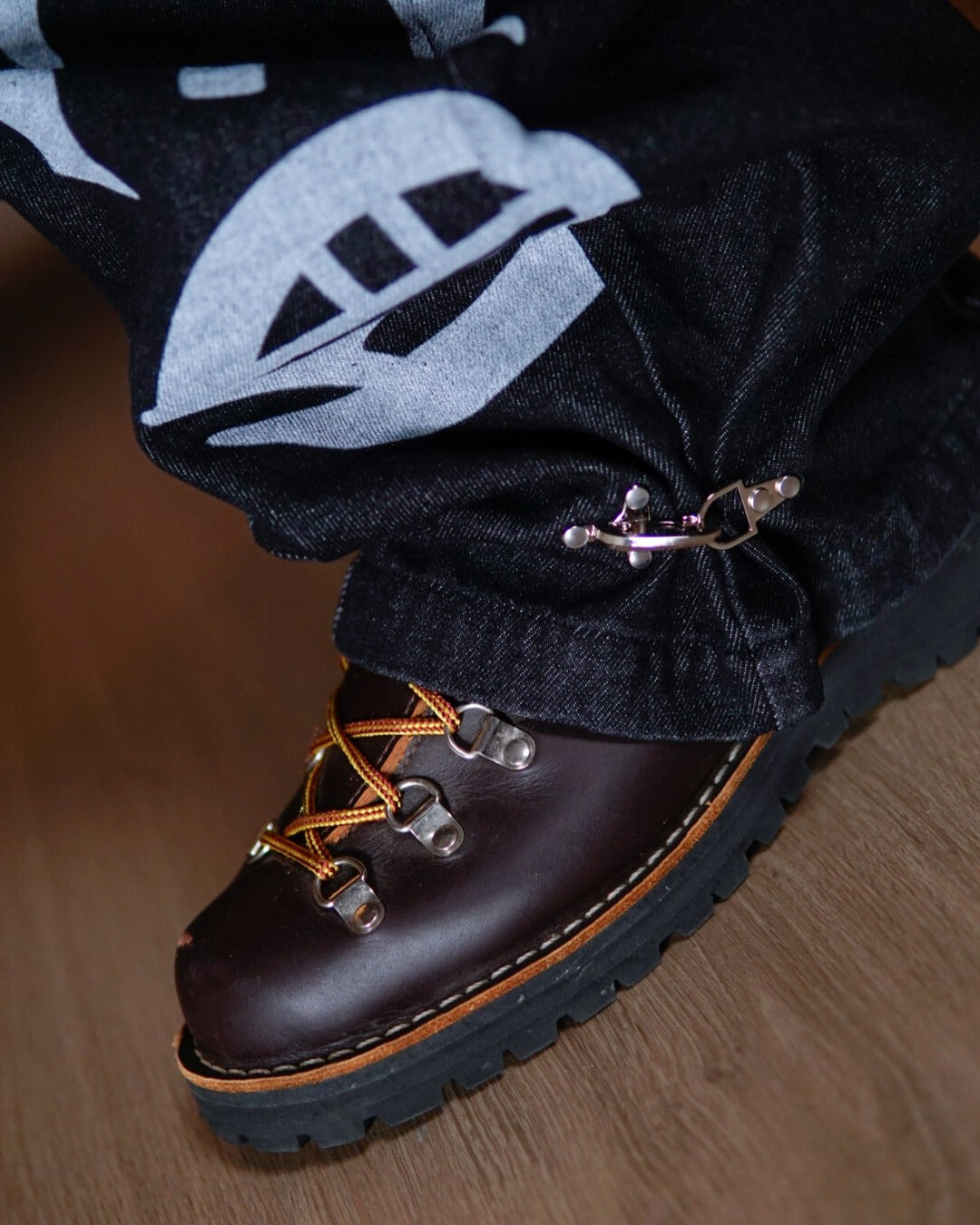 “iLustrado” Clasp Buckle Pants